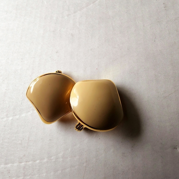 Vintage Trifari unique shaped cream enameled gold plated clip on earrings - Picture 4 of 9